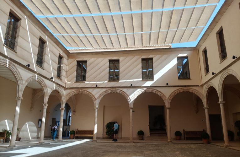 Turismo de Ronda realiza actuaciones para mejorar el patrimonio monumental como la renovación de los toldos que dan sombra al claustro de Santo Domingo