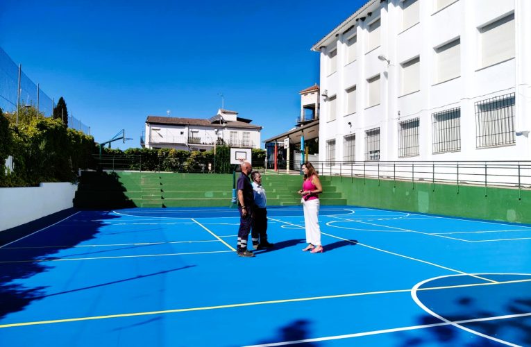 El Ayuntamiento finaliza el acondicionamiento de la pista deportiva del colegio ‘Miguel de Cervantes’ con pavimento antideslizante
