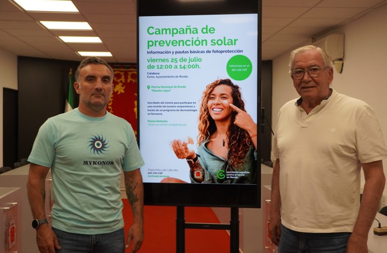 El Área de Deportes y la AECC de Ronda y la Serranía repiten la campaña contra el cáncer de piel en la piscina municipal ‘Manolo López’