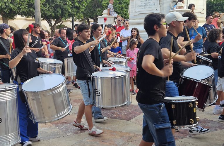La alegría del alumnado de Ocaldrum, el curso de percusión de la OCAL, conquistó ayer la Plaza de la Constitución