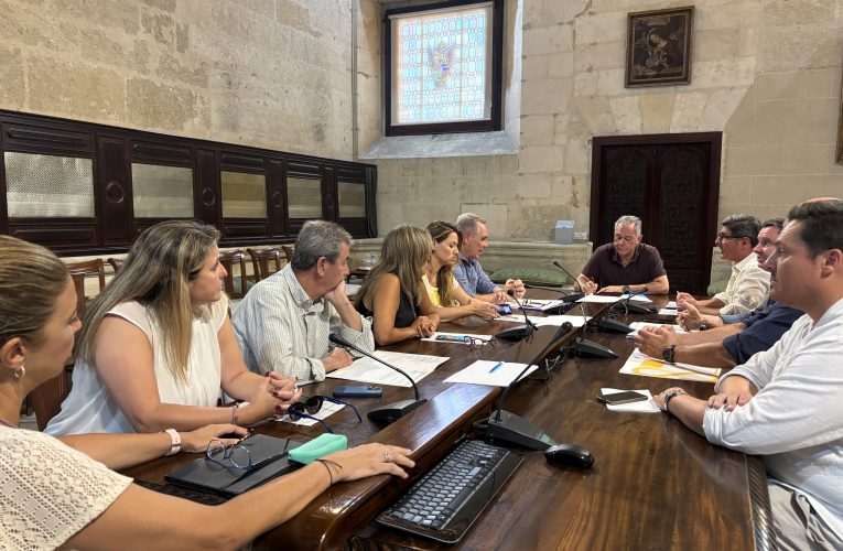 El Ayuntamiento aprueba una inversión de más de 11 millones de euros en nuevos coches para la Policía Local y adjudica las nuevas obras del Mercado de la Feria