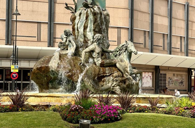 El Ayuntamiento de Fuengirola refuerza la conservación de su patrimonio con actuaciones en fuentes, murales y piezas históricas