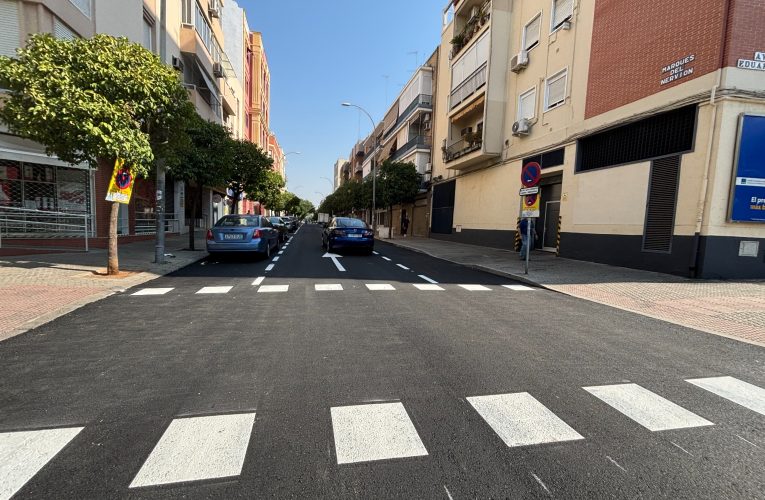 El Gobierno de Sanz repavimenta en una noche la calle Marqués del Nervión, entre Luis Montoto y Eduardo Dato, y suma esta vía a su ambicioso plan de reasfaltado