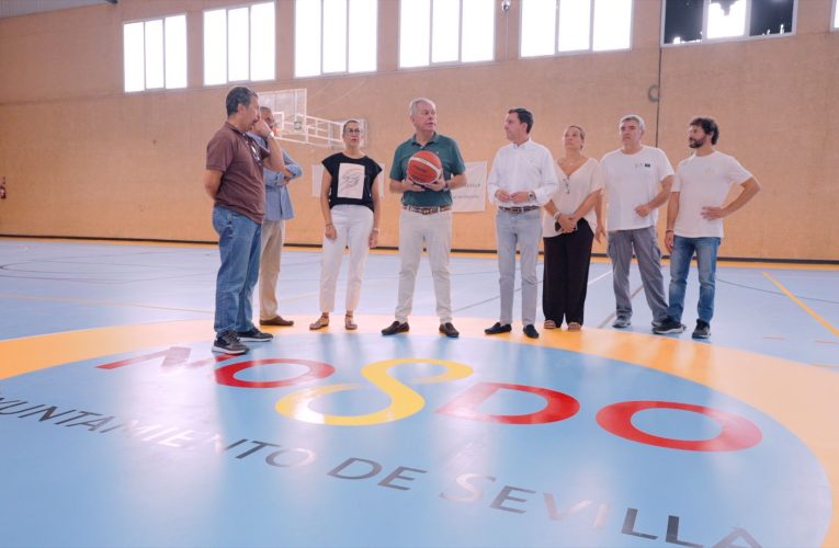 El Gobierno de Sanz renueva en tiempo récord la pista del pabellón cubierto del C. D. Pino Montano, que evitará futuras inundaciones con pavimento de primera calidad