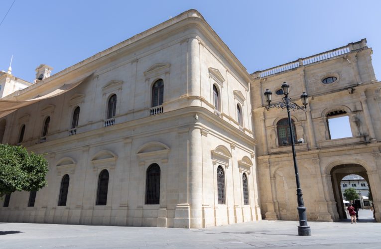El Ayuntamiento adjudica el contrato de restauración de rejas, carpinterías y vidrieras de la Casa Consistorial — Actualidad