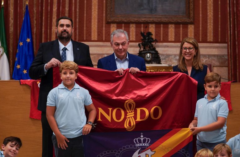 El alcalde de Sevilla, José Luis Sanz, recibe a la cantera del Real Ciencias Rugby Sevilla y destaca que “la formación en deporte y valores de equipo es una prioridad”