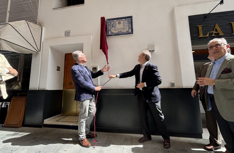 El alcalde inaugura el azulejo que la Hermandad de Santa Genoveva dedica al escultor Paz Vélez junto al arco del Postigo — Actualidad