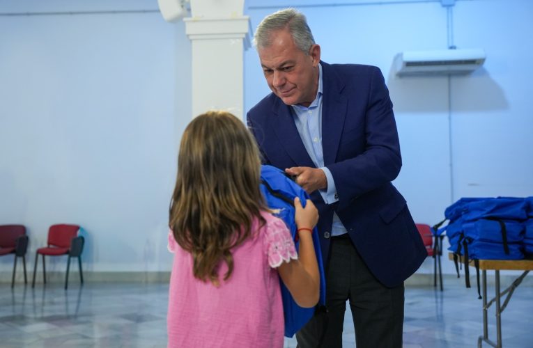 El alcalde Sanz entrega las primeras mochilas del programa Equípate para el curso 2025-2026 — Actualidad