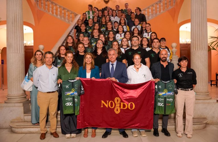 El alcalde de Sevilla, José Luis Sanz, recibe a las Cocos Rugby en el Ayuntamiento de Sevilla — Actualidad