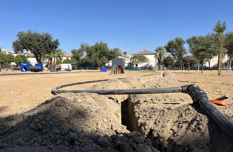 El Ayuntamiento inicia la segunda fase de la mejora de la red de riego en Sevilla Este con una inversión de más de 323.000 euros que mejorará el mantenimiento y creará nuevas zonas verdes