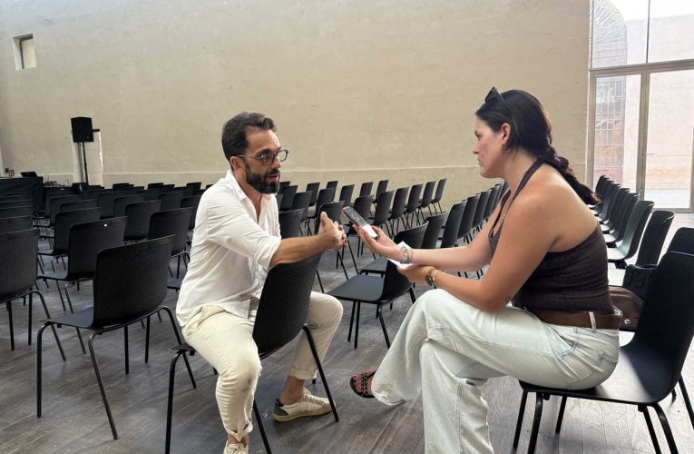 Curro Soriano, director artístico del Festival, concede entrevista a los alumnos de la Universidad Loyola