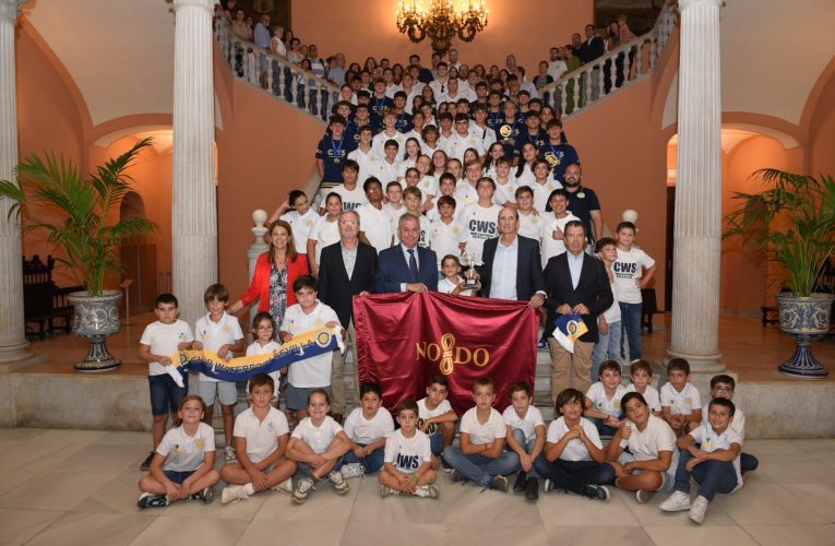 El alcalde de Sevilla, José Luis Sanz, recibe al Club Waterpolo Sevilla para homenajear su historia e ilusionante presente — Actualidad