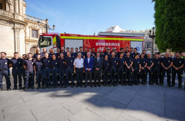 El Gobierno de Sanz incorpora 45 nuevos bomberos y presenta un nuevo vehículo al Servicio de Prevención y Extinción de Incendios de Sevilla