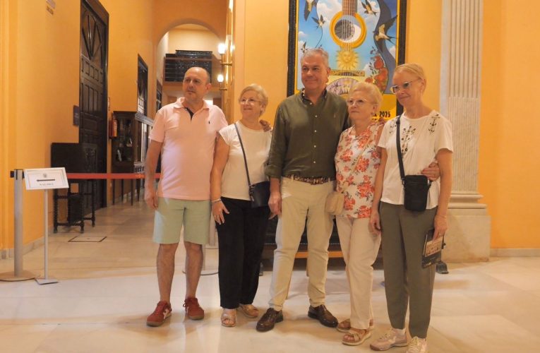 El alcalde Sanz recibe a los sevillanos en la Casa Consistorial durante la Noche en Blanco — Actualidad