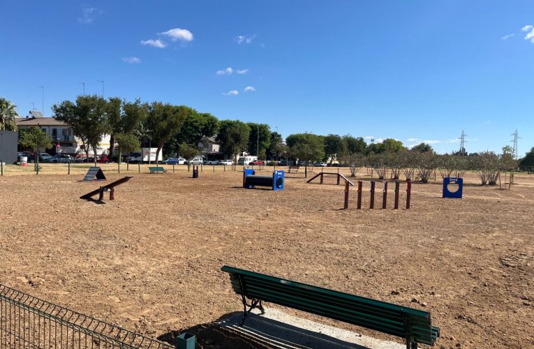 El Ayuntamiento renueva el parque canino de Sevilla Este, entre las calles Primo Nebiolo y Carlinga, con nuevos elementos de agility y mejoras en el riego