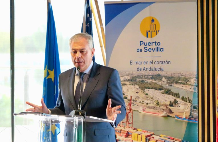 El alcalde Sanz resalta la importancia del Puerto de Sevilla como motor económico de la ciudad y su apuesta para que el Río sea “la gran avenida de Sevilla”
