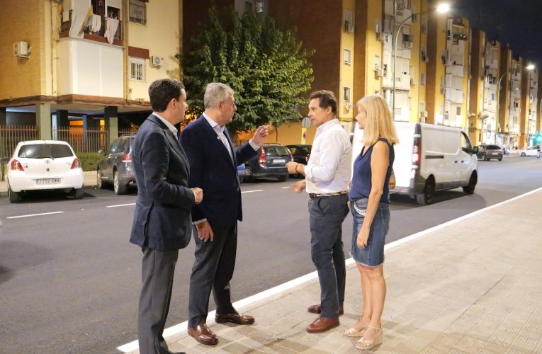 Sanz renueva el pavimento de la avenida de Pino Montano tras décadas de abandono y se une al millón de euros en un año en arterias de esta zona de la Macarena