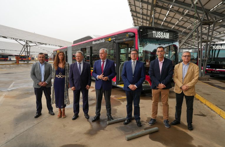 El alcalde Sanz presenta la incorporación de 17 nuevos autobuses articulados híbridos a la flota de Tussam y anuncia el recorrido y la puesta en marcha de la nueva línea Sevilla Este-Hospital Macarena el próximo 17 de noviembre