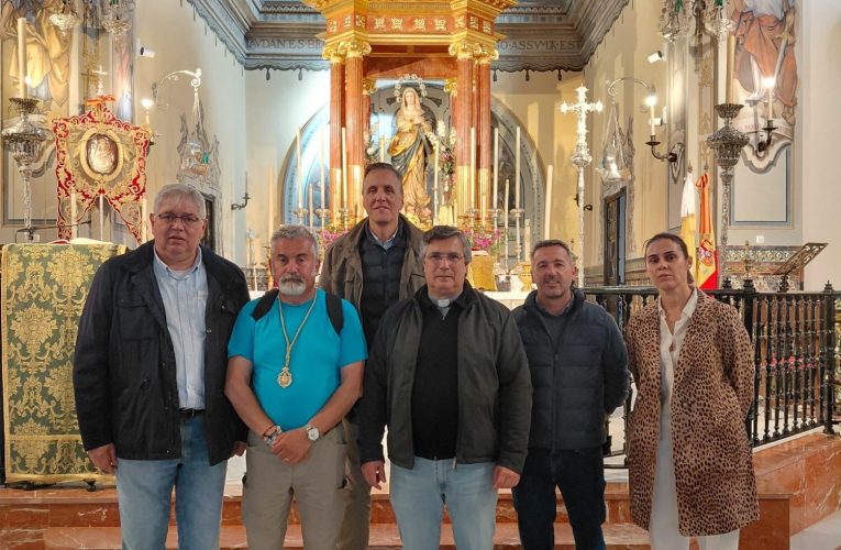 El Hermano Mayor de la Hermandad de Segovia llega andando a Almonte