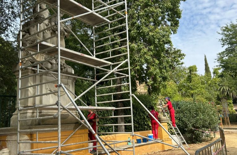El Gobierno de Sanz inicia la restauración integral de las esculturas de la Glorieta de Covadonga dentro del plan pionero de conservación de los parques históricos