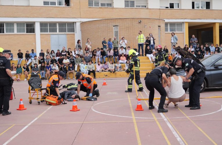Policía Local, Bomberos y Protección Civil del Ayuntamiento de Sevilla imparten charlas conjuntas para prevenir accidentes con patinetes.