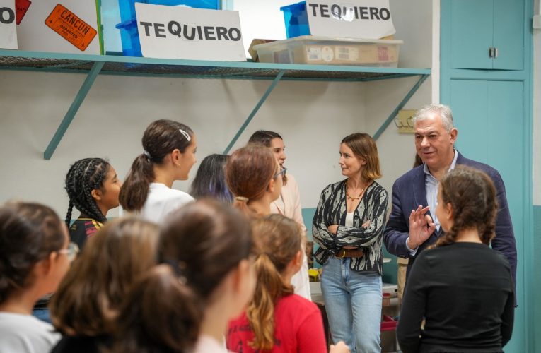 José Luis Sanz anuncia la renovación de las puertas en tres colegios públicos de Sevilla durante su visita al CEIP Julio Coloma — Actualidad