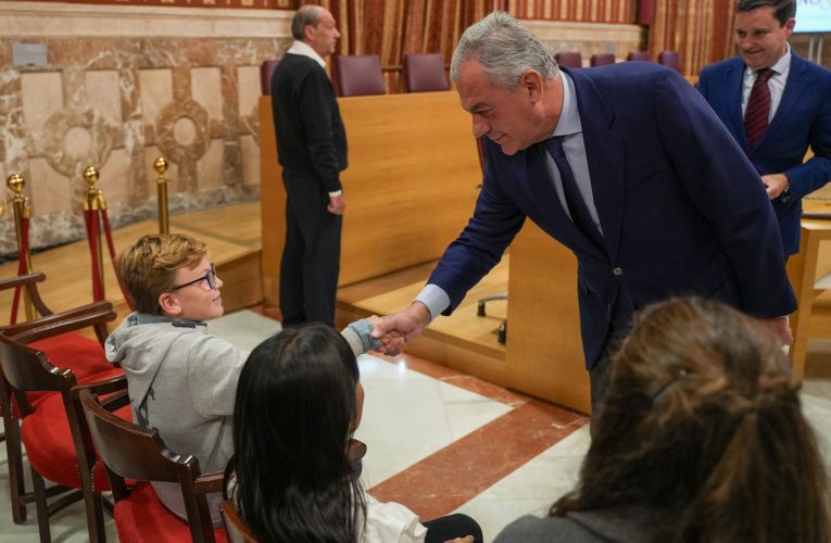 José Luis Sanz recibe a los niños sevillanos que han diseñado algunas de las luces que alumbrarán las calles de Sevilla esta Navidad