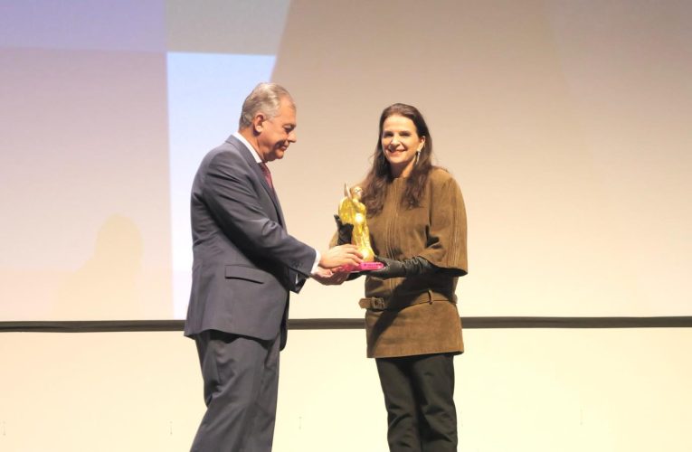 El alcalde Sanz entrega el Giraldillo de Honor del Festival de Cine Europeo de Sevilla a Juliette Binoche — Actualidad