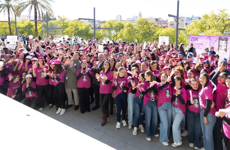 El Ayuntamiento conmemora la lucha contra la violencia hacia las mujeres con un ‘flashmob’ con más de 300 jóvenes — Actualidad