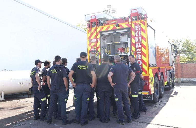 Los bomberos de Sevilla reciben una formación específica para manejar la nueva Bomba Nodriza Pesada. — Actualidad