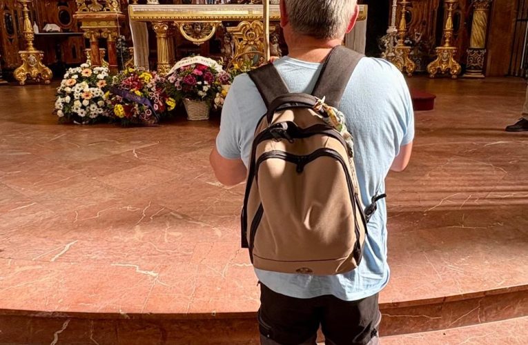 El Hermano Mayor de Segovia reza ante la Patrona de Almonte