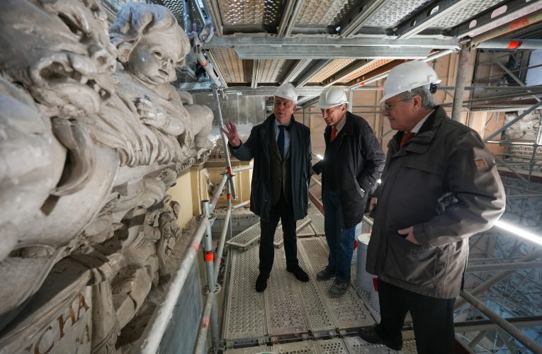 El alcalde visita los trabajos de restauración de las pinturas murales de Valdés Leal y las yeserías del Hospital de la Caridad “con los que la ciudad recupera un tesoro único en España”