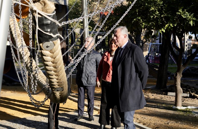 El Gobierno municipal completa la primera fase del nuevo parque infantil inclusivo en los Jardines de la Buhaira con la instalación de los juegos principales