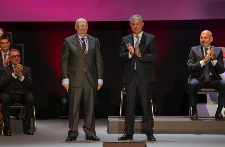 FRANCISCO VÉLEZ RECIBE LA MEDALLA DE SEVILLA POR EL FOMENTO DE LAS TRADICIONES DE SEVILLA