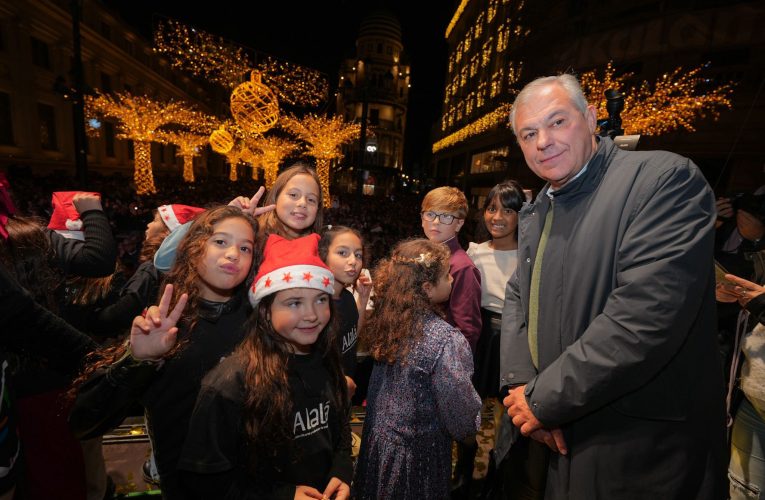 El alcalde de Sevilla da el pistoletazo de salida a la Navidad con el encendido del alumbrado junto a los niños de la Fundación Alalá y Pastora Soler
