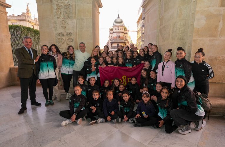 El alcalde Sanz, recibe al Club Deportivo Gimnasia Rítmica Azahar, referente en nuestra ciudad en tan sólo año y medio — Actualidad