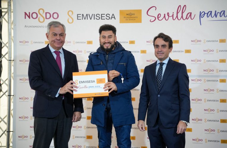 El alcalde Sanz hace entrega de las llaves de la promoción de Emvisesa ‘Entreolivos-Bellavista’, que cuenta con 125 viviendas — Actualidad