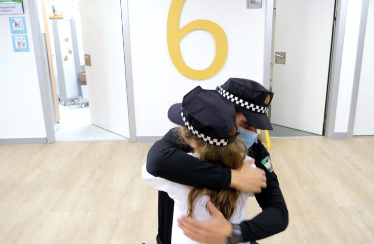 Los Agentes Tutores de la Policía Local visitan a los niños del Hospital Virgen Macarena — Actualidad
