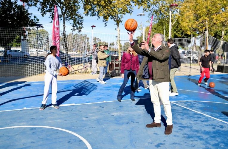 El alcalde inaugura la pista de baloncesto de la avenida Concejal Alberto Jiménez-Becerril, un nuevo espacio deportivo para el distrito Macarena