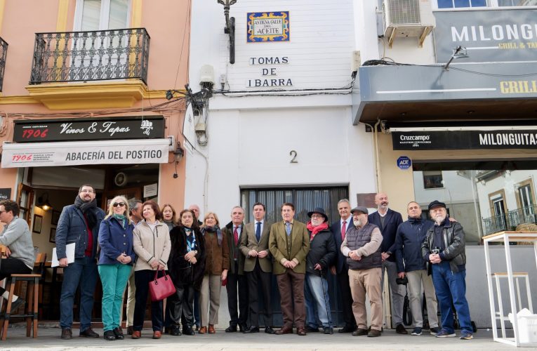 El Ayuntamiento inaugura la cerámica de la “Antigua Calle del Aceite” en Tomás de Ibarra, el decimotercer retablo recuperado del callejero de Pablo de Olavide
