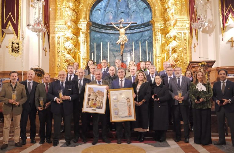 El alcalde entrega, “en nombre de la ciudad” a la Hermandad del Cachorro una pintura conmemorativa por la histórica semana vivida en Roma