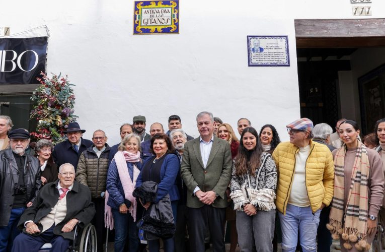 José Luis Sanz inaugura en Triana el azulejo con el nomenclátor ‘Antigua Cava de los Gitanos’ — Actualidad
