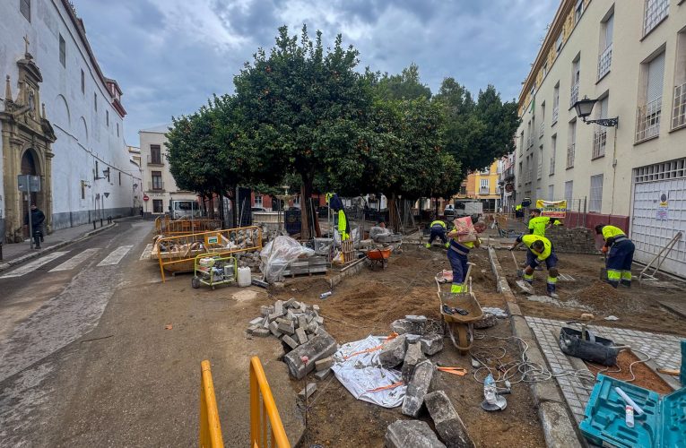 El Gobierno de Sanz finaliza esta semana la transformación de la Pila del Pato que recupera el adoquín de Gerena en parte de la plaza y suma un asfaltado de primera calidad en su entorno