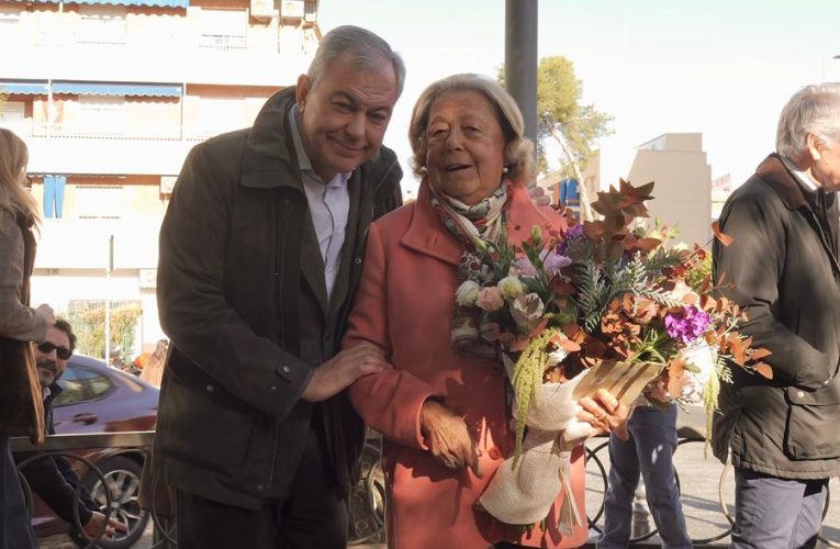 El alcalde de Sevilla inaugura la rotulación del Parque Enriqueta Vila Vilar como referente internacional en el estudio de la Historia de América