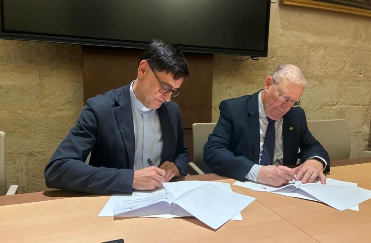 EL CONSEJO Y EL CABILDO CATEDRAL RENUEVAN EL CONVENIO PARA LA CESIÓN DE LAS SILLAS DE SEMANA SANTA
