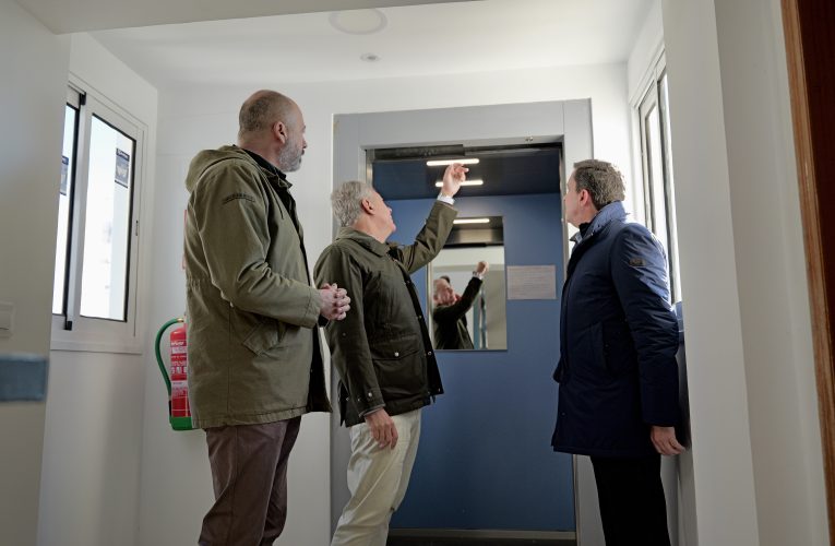 Sanz visita en San Pablo los últimos ascensores instalados dentro del plan municipal para acabar con los pisos cárcel — Actualidad