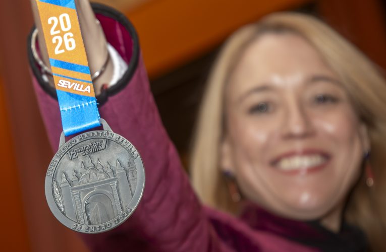 El diseño de la medalla de la Media Maratón de Sevilla 2026 que en la presente edición está inspirada en el arco de la Macarena — Actualidad