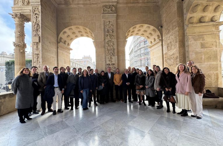 El alcalde de Sevilla mantiene un encuentro con sevillanos residentes en Bruselas para felicitarles las fiestas y reforzar la red de talento sevillano en Europa