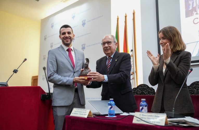 La delegada de Educación del Ayuntamiento de Sevilla entrega el V Premio Ateneo de Sevilla para Jóvenes investigadores sobre enfermedades neurodegenerativas que ha recaído en Manuel Alejandro Sánchez y Nieves Lara, Primer Premio, y Vicente Roca, Segundo Premio, por sus investigaciones sobre el Alzeheimer, en el que destaca que “el mejor remedio contra esta enfermedad es investigar”