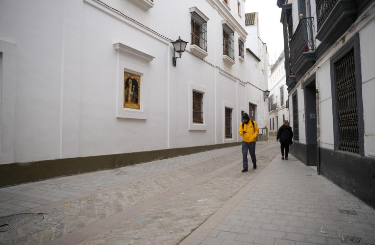 Santa Ángela de la Cruz reabre de manera peatonal, convertida en plataforma única y con adoquín de Gerena, siguiendo la línea estética de recuperación para las calles del centro histórico